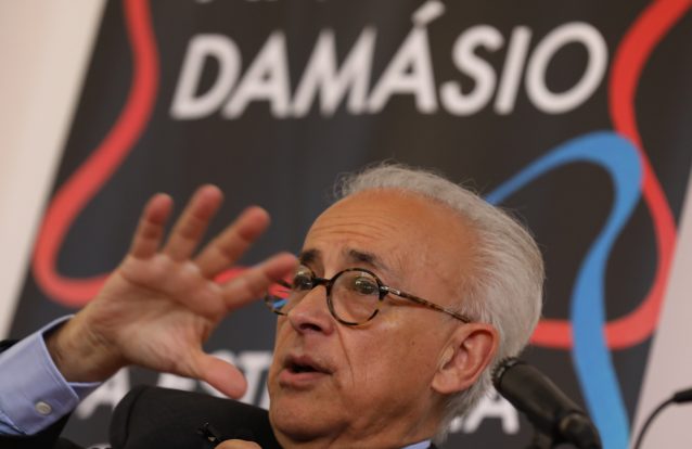 "As tecnologias da comunicação originaram uma capacidade de entrar na nossa mente, monopolizar a atenção e de intervir  nos nossos juízos"