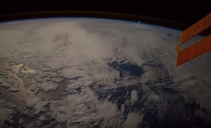 Astronauta mostra como é uma estrela cadente vista do espaço