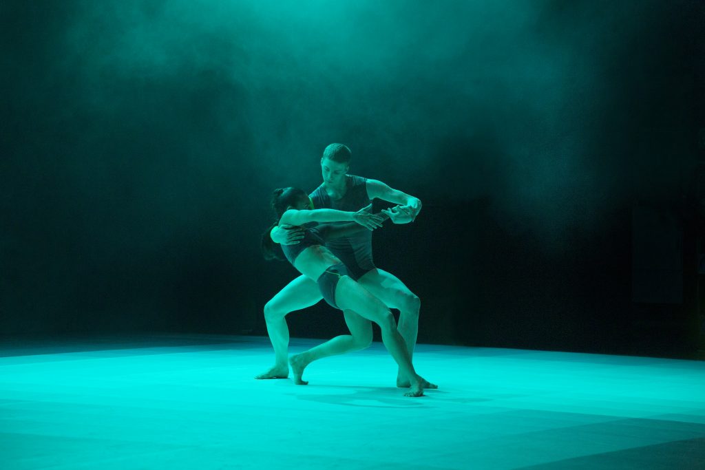 'Atomos': a dança dos corpos tecnológicos