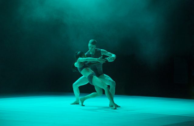 'Atomos': a dança dos corpos tecnológicos