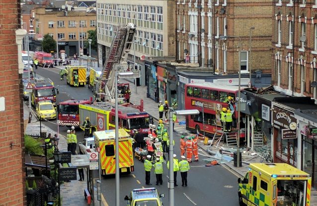 Autocarro choca contra uma loja em Londres provocando "vários feridos"