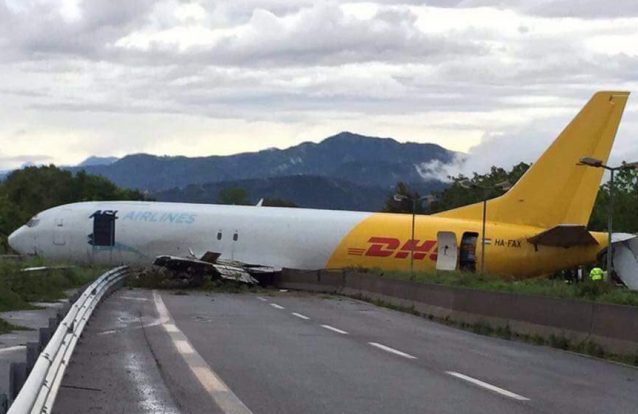 Avião falha pista e aterra na estrada