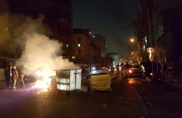 Ayatollah Ali Khamenei acusa "inimigos" do país de estarem por detrás dos protestos no Irão