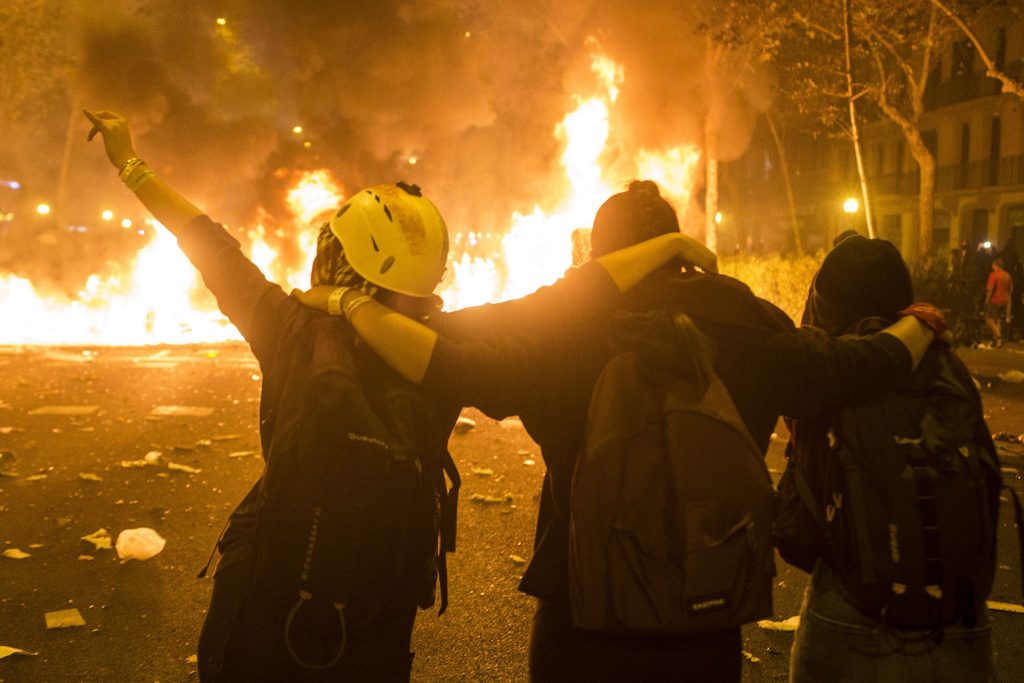 Barcelona: terceira noite de violência com grupos radicais em batalha com a polícia