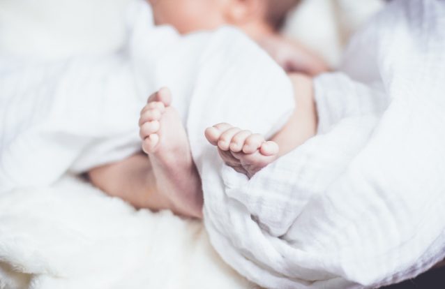 Bebé que passou cinco meses sem visitas no hospital adotada por enfermeira