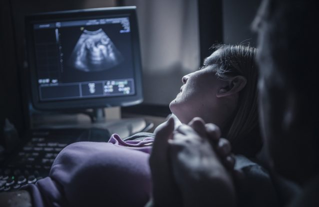 Bebé sem rosto: guerra de poder entre médicos impede regras nas ecografias obstétricas