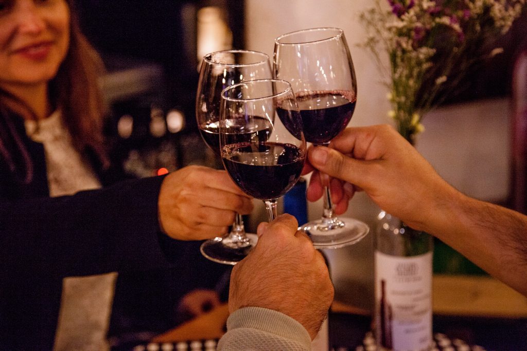 Beber vinho, comer e ouvir no Mercado de Campo de Ourique
