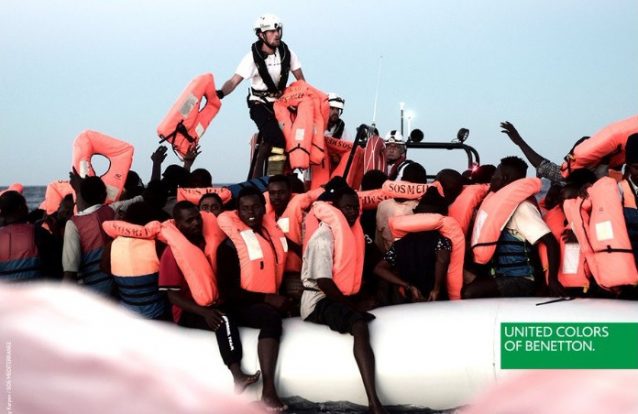 Benetton usa fotos de migrantes para campanha publicitária e causa indignação