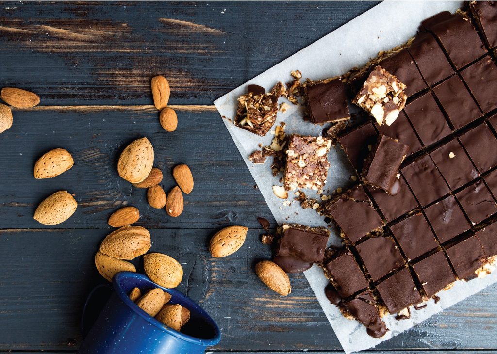 Bombons de amêndoa e chocolate, por Maria João Clavel