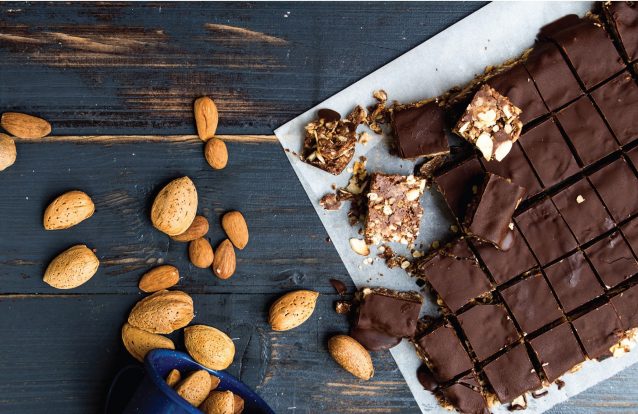 Bombons de amêndoa e chocolate, por Maria João Clavel