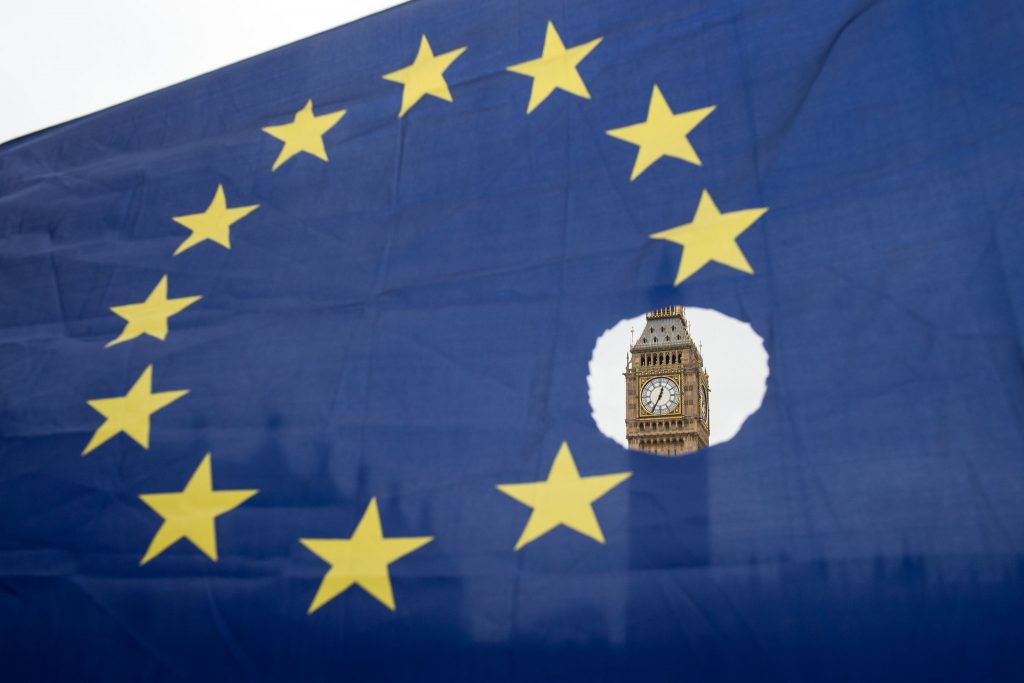 Brexit: May diz que é só um rescunho, Corbyn diz que é um mau acordo