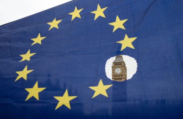 Brexit: May diz que é só um rescunho, Corbyn diz que é um mau acordo