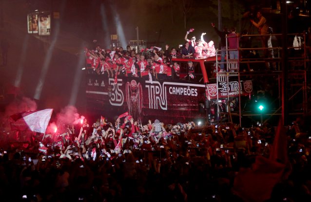 Camisola autografada pela equipa do Benfica já vale 1500 euros