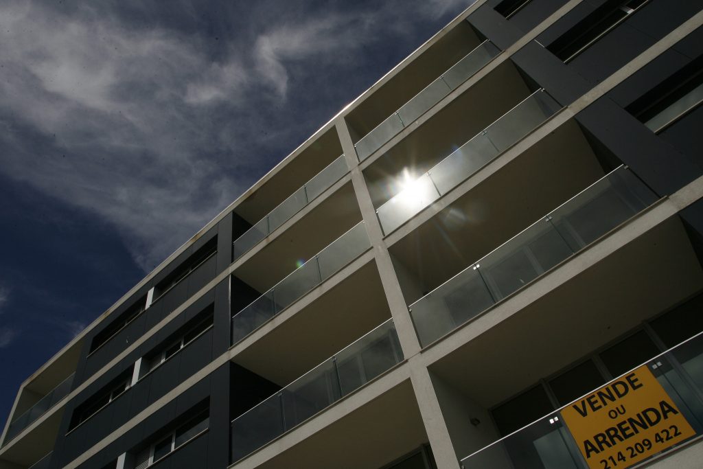 Casas sobrevalorizam com turismo e investimento estrangeiro. Mas são os bancos que arriscam perder com queda dos preços
