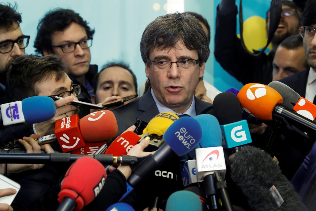 Catalunha: Se pudesse voltar atrás não teria suspendido independência, diz Puigdemont