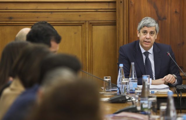 Centeno anuncia défice mais baixo da história da democracia. Marcelo aplaude, mas há partidos que não gostaram
