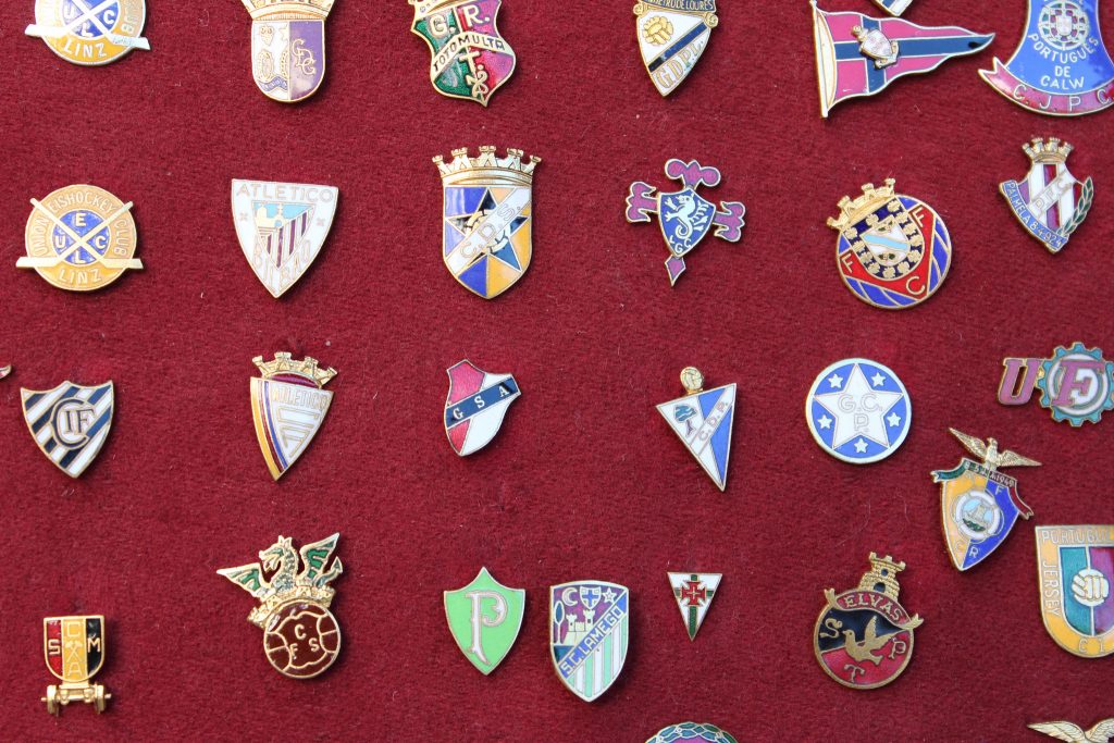 Chapéus “de qualité”, emblemas  e muito mais