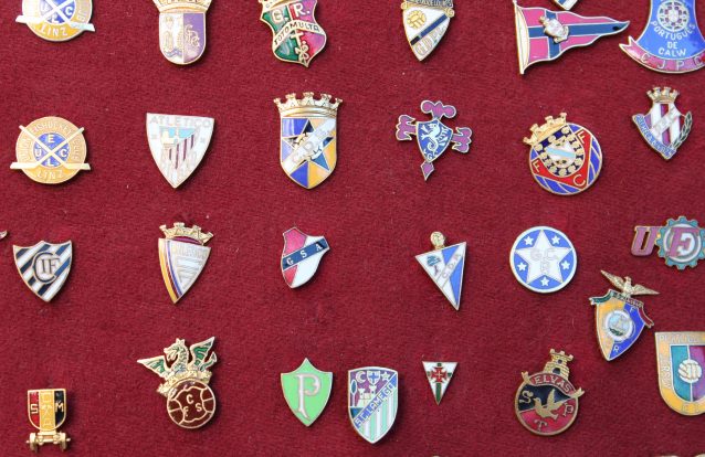 Chapéus “de qualité”, emblemas  e muito mais