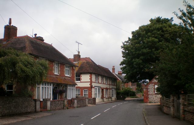 Cheiro "tóxico" em Sussex faz disparar alerta, habitantes aconselhados a ficar em casa