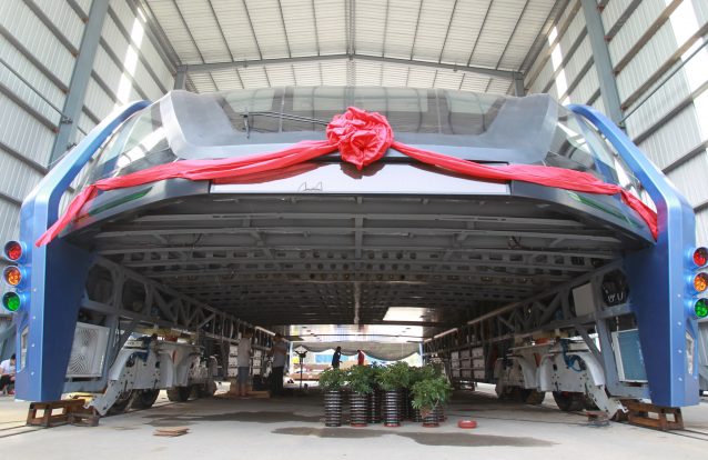 China já testou o autocarro futurista que circula por cima dos automóveis - ou serão os automóveis que passam por baixo?