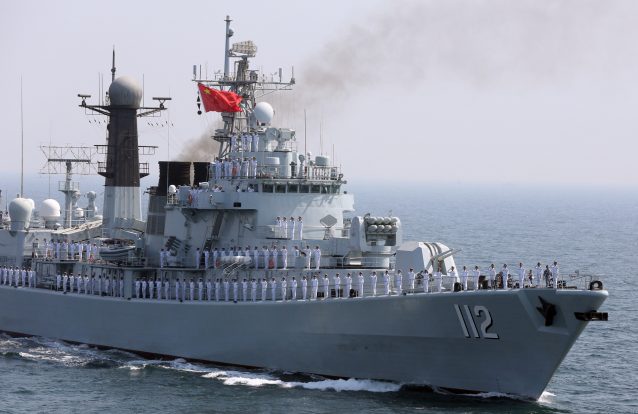 China voltou ao Photoshop para poster de aniversário da Marinha e o resultado foi (mais uma vez) desastroso
