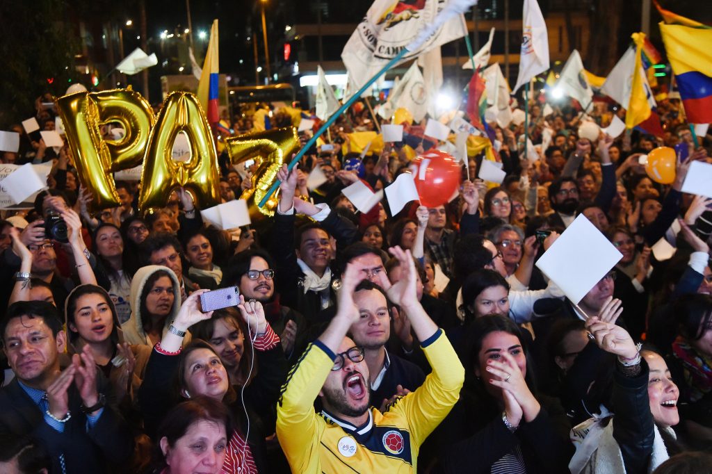 Colombianos festejam nas ruas acordo de paz histórico