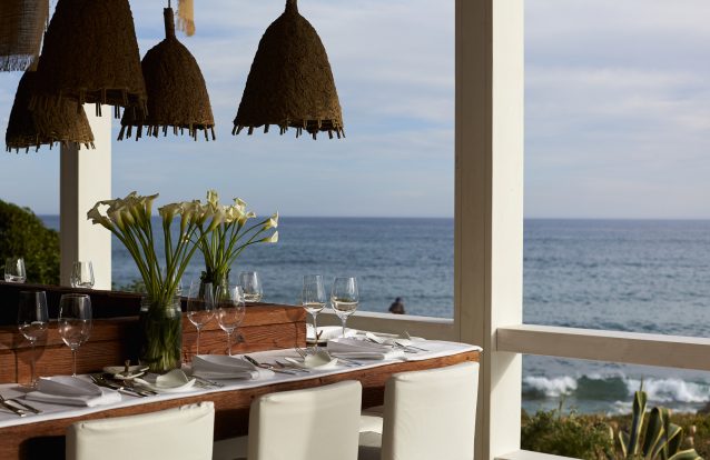 Com o pé na areia: 14 bares e restaurantes para petiscar, almoçar ou jantar com vista para o mar