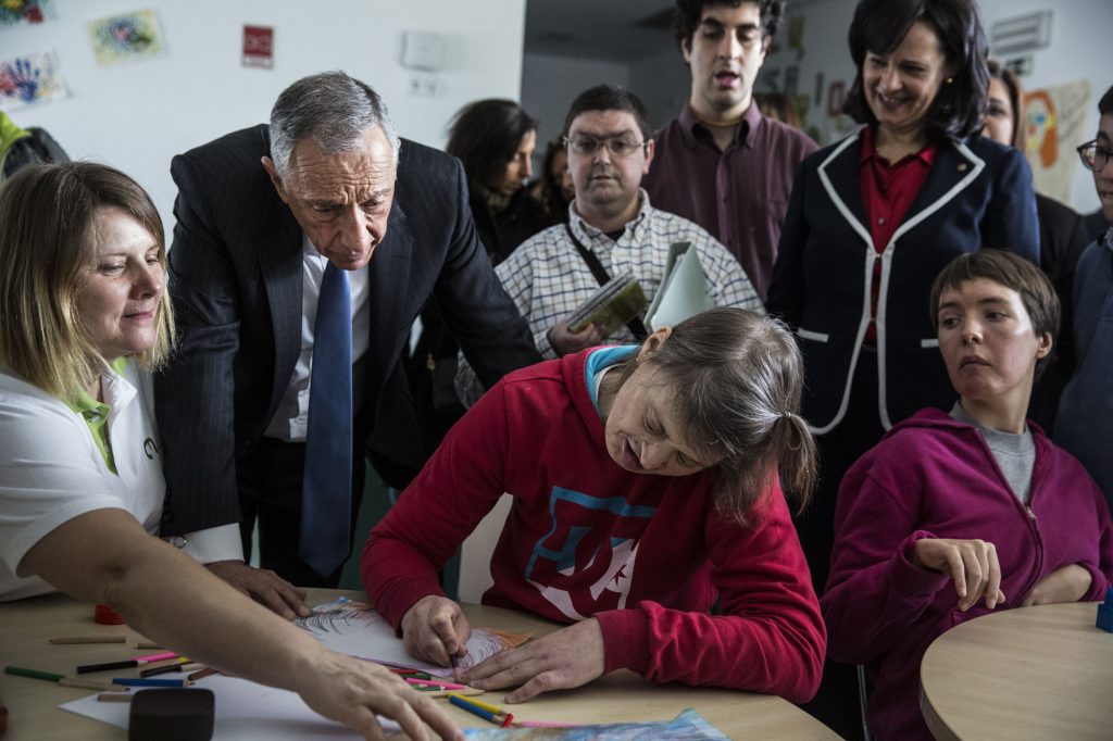 Como a política, a banca e os negócios apadrinharam Paula, a “Raríssima”