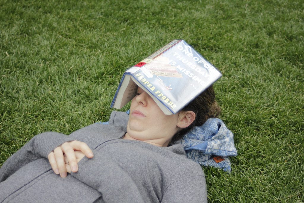 Como a posição em que dorme influencia a sua saúde