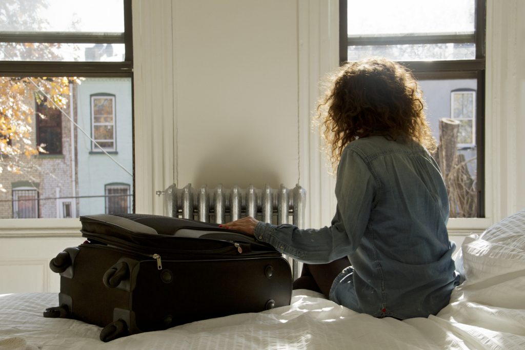 Como detetar câmaras escondidas no seu Airbnb – e outras dicas de segurança