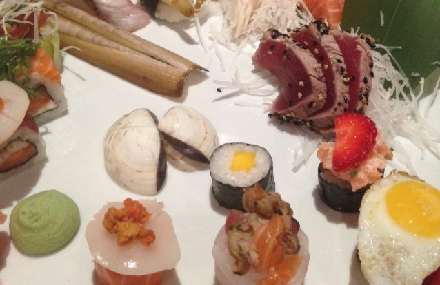 Como pode um ovo estrelado de codorniz ligar tão bem com sushi?