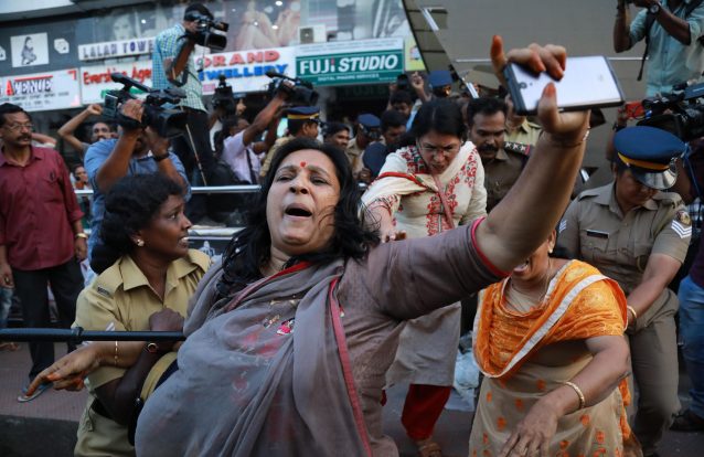 Confrontos entre polícia e manifestantes contra entrada de mulheres num templo na Índia