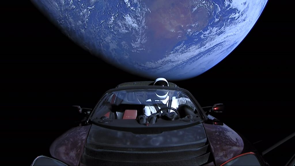 Consegue encontrar o viajante espacial na imagem?