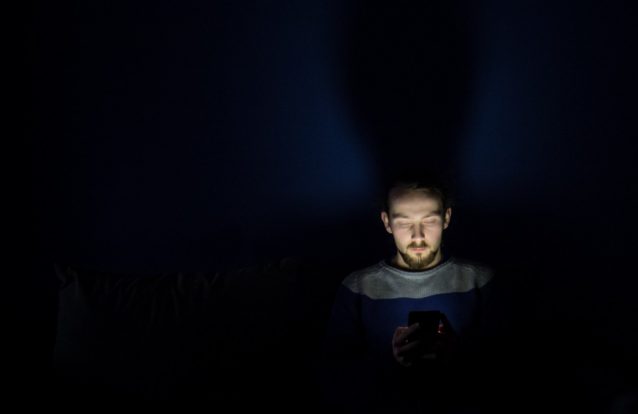 Consequências de andar pelas redes sociais no telemóvel à noite mais graves do que se pensava
