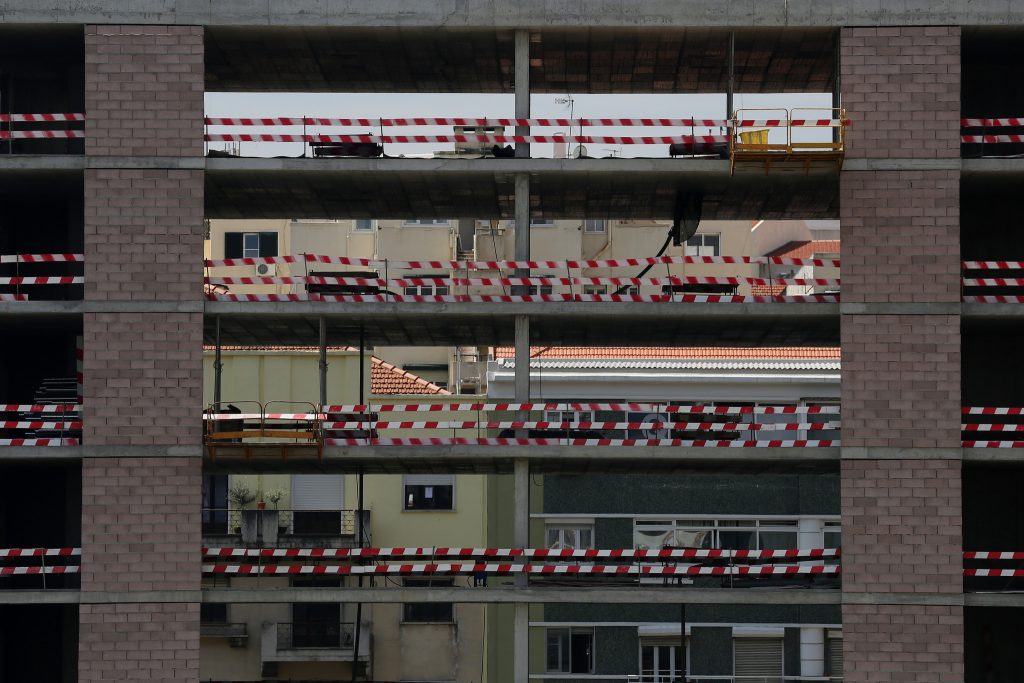 Construção arrefece e provoca desaceleração do investimento
