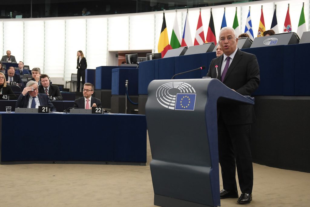 Costa fala das "opções diferentes" que fez e Juncker rende homenagem a Portugal