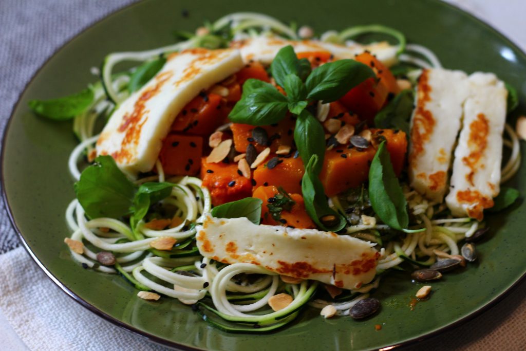 Courgette com abóbora assada, halloumi e manjericão, por Maria Gray