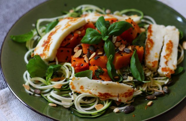 Courgette com abóbora assada, halloumi e manjericão, por Maria Gray