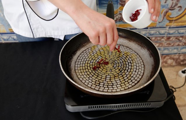 Cozinhar para fora para ganhar a vida e o bairro