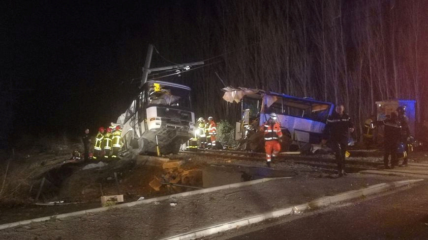 Criança portuguesa de 11 anos entre as vítimas da colisão entre autocarro e comboio em França