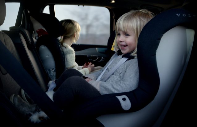 Crianças devem andar voltadas para trás nos carros até aos 4 anos