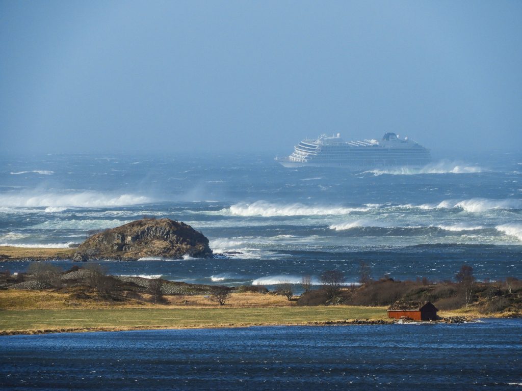 Cruzeiro à deriva na costa norueguesa conseguiu, finalmente, reiniciar motores