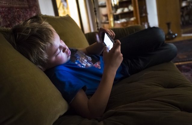 Cuidado com a luz azul dos telemóveis (porque não afeta só o sono)