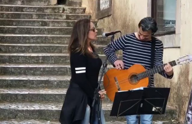 Daniela Mercury junta-se de improviso a cantor de rua em Sintra e o Facebook está rendido
