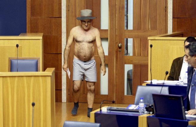 Deputado madeirense despe-se no parlamento em protesto