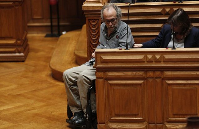 Deputado paraplégico suspendeu mandato