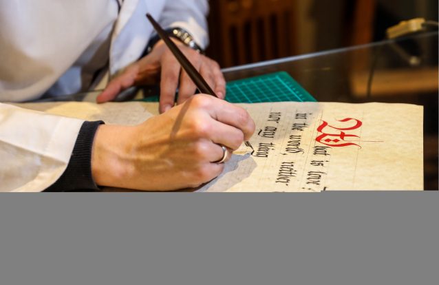 Descobrir os segredos e as memórias dos livros na nova oficina da Livraria Lello