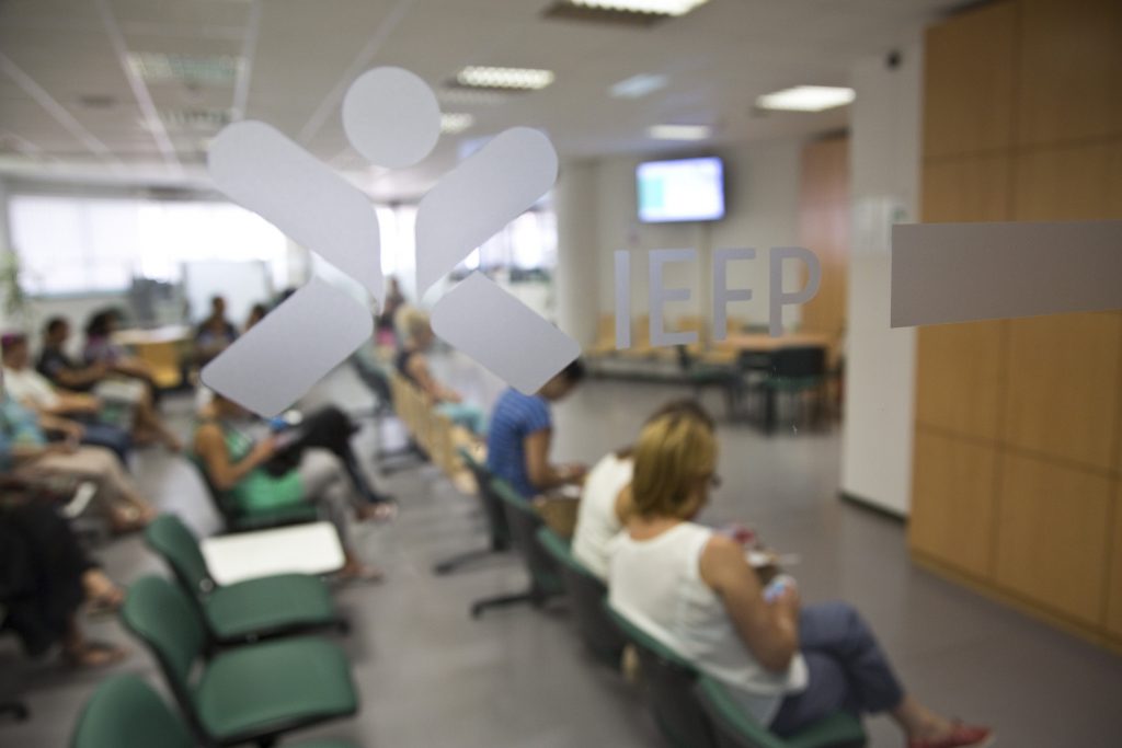 Desempregados inscritos nos centros de emprego em março com maior redução de sempre