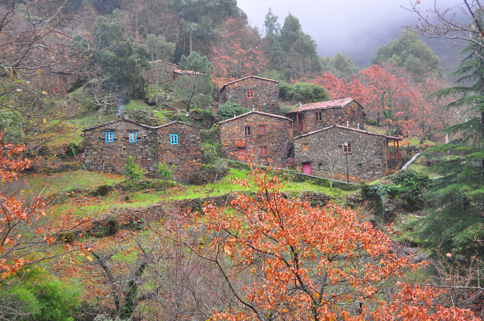 Cidade medieval com moinho de vento e aldeões