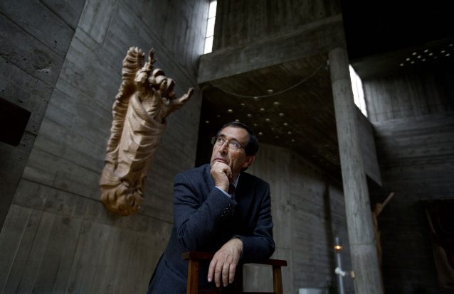 Dialogar com o padre Anselmo Borges